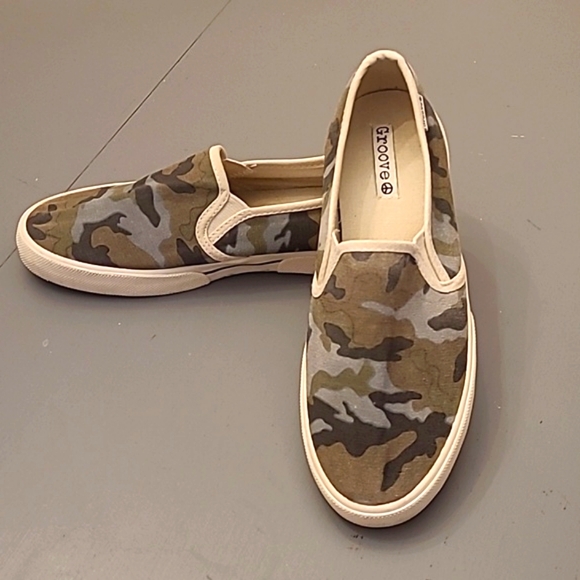 groove Shoes - Groove Women's 7 Camo Slip-on Sneakers